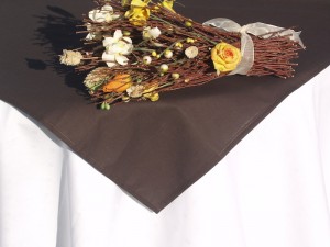 Ezt a gyönyörű elegáns terítőt barna környezetbe, barna bútorok közé tudom elképzelni. Az asztalközép mérete: 75x75 cm. 40 fokon mosógépben mosható. Forró vasalóval vasalható.