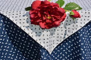Kékfestő asztalterítő - apró tulipánok