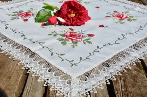 Bordó rózsás terítő - fehér csipkés 85x85