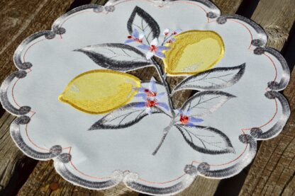 Citromos kis terítő - hímzett mintával (30 cm)
