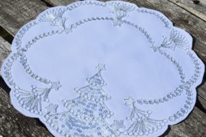 Fehér-ezüst kis terítő - flitteres hímzéssel (30cm)