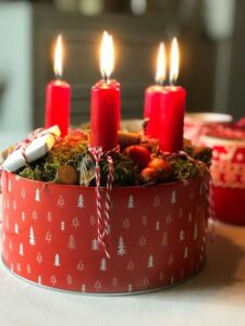 Egyszerű adventi koszorú - sütis dobozból